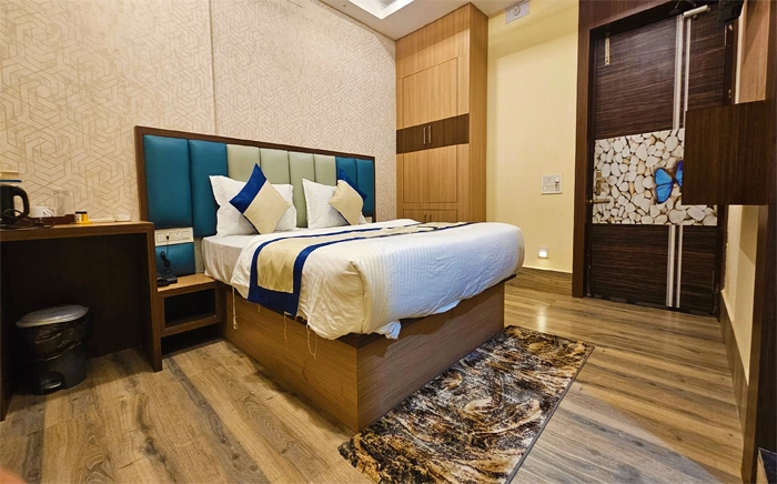 the divan premium room bed view